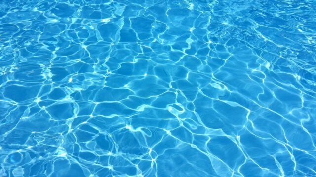 Tragedia di Ferragosto, bimbo di 7 anni perde la vita in piscina: dove e cosa è successo 
