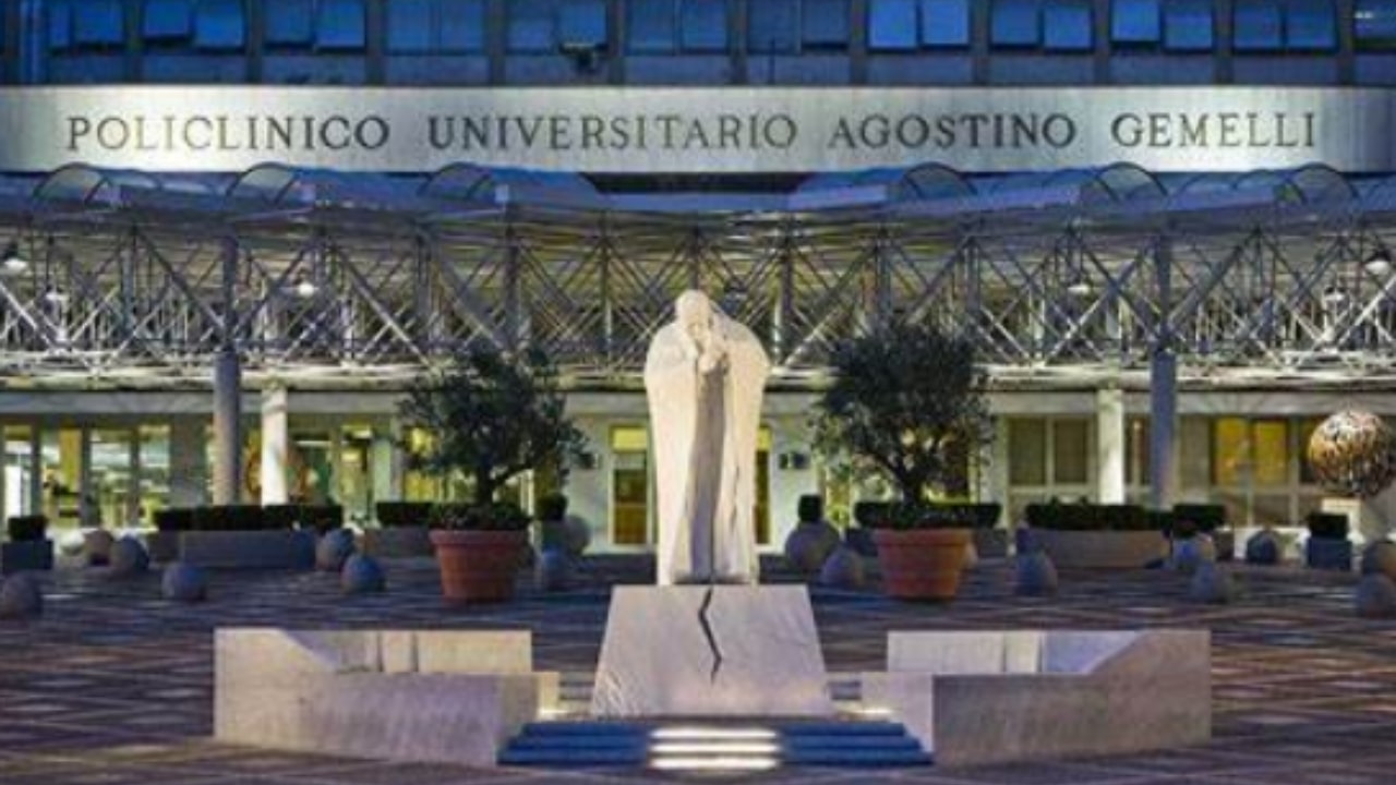 Camillo Ruini, famoso cardinale. è stato ricoverato al Policlinico Gemelli
