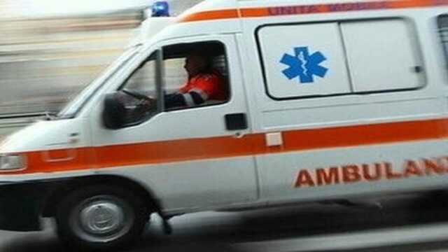 Tragico scontro tra due auto, il bilancio è straziante, richiesto anche l’intervento di una gru: dove e cosa è successo 