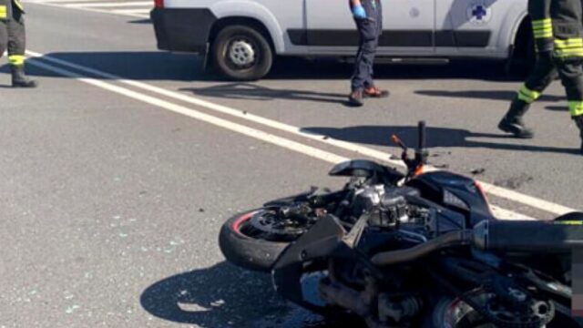 Incidente stradale, scontro tra camion e moto: l’impatto è stato devastante, tragico bilancio
