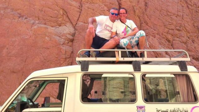 Marito e moglie morti in una incidente in moto: i figli dovevano andare in vacanza con loro