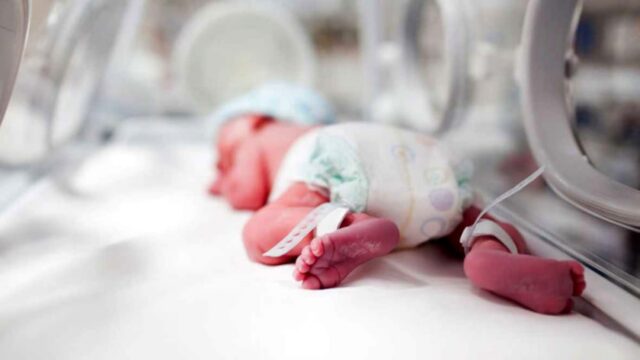 Neonato di 3 mesi ricoverato in ospedale, perché ferito alla testa durante una colluttazione dei genitori