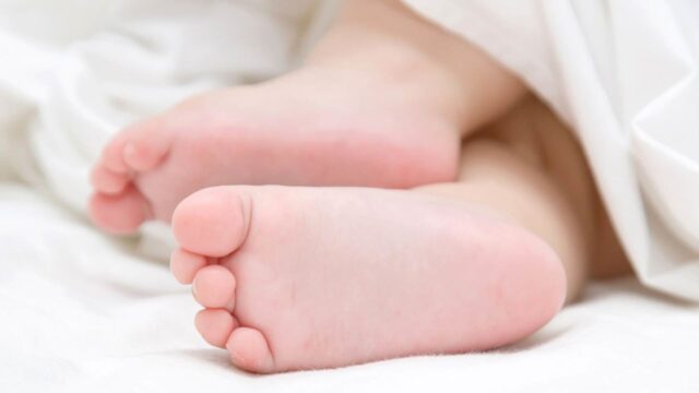 Bimbo di otto mesi trovato senza vita in casa, la straziante scoperta della mamma del piccolo: cosa è successo