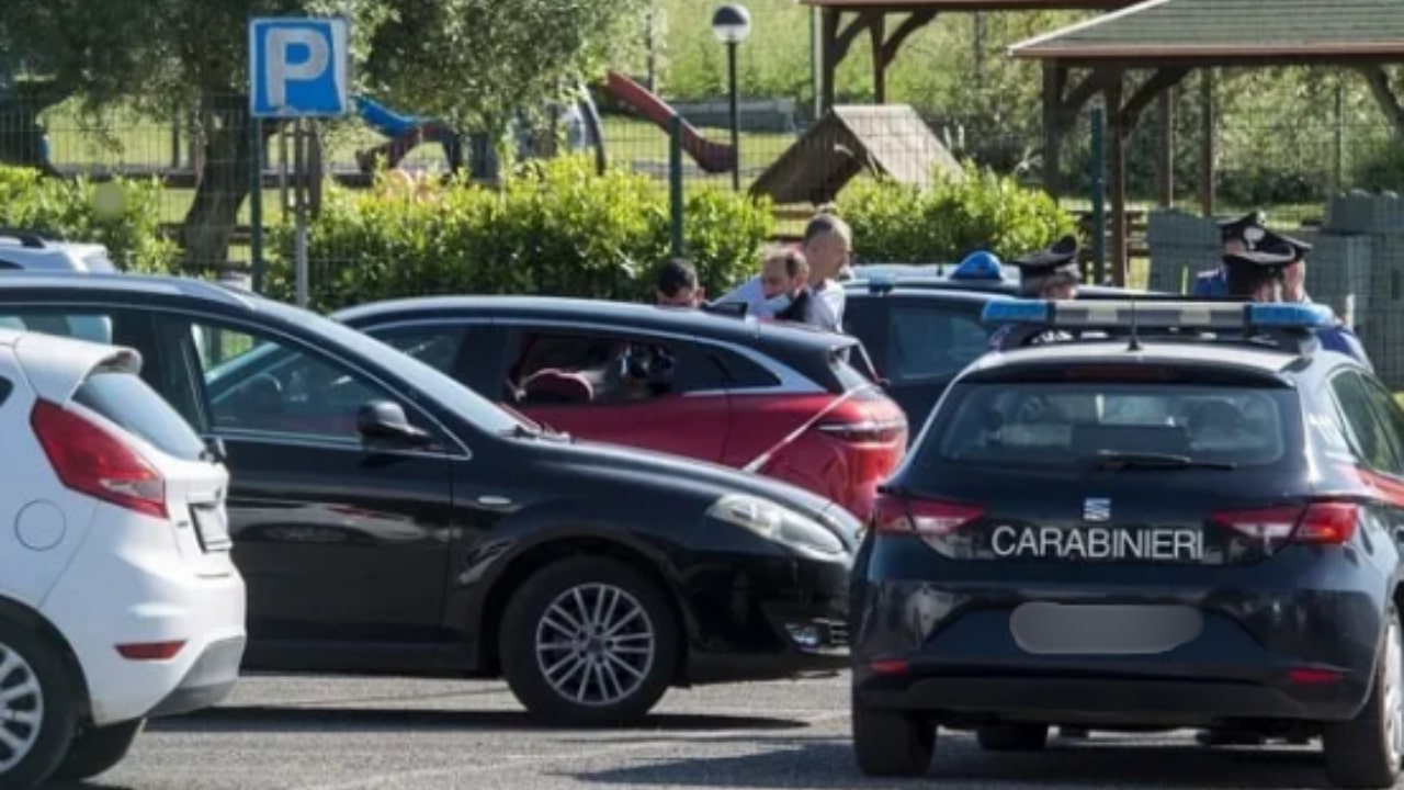 Figlia di 5 anni abbandonata in macchina