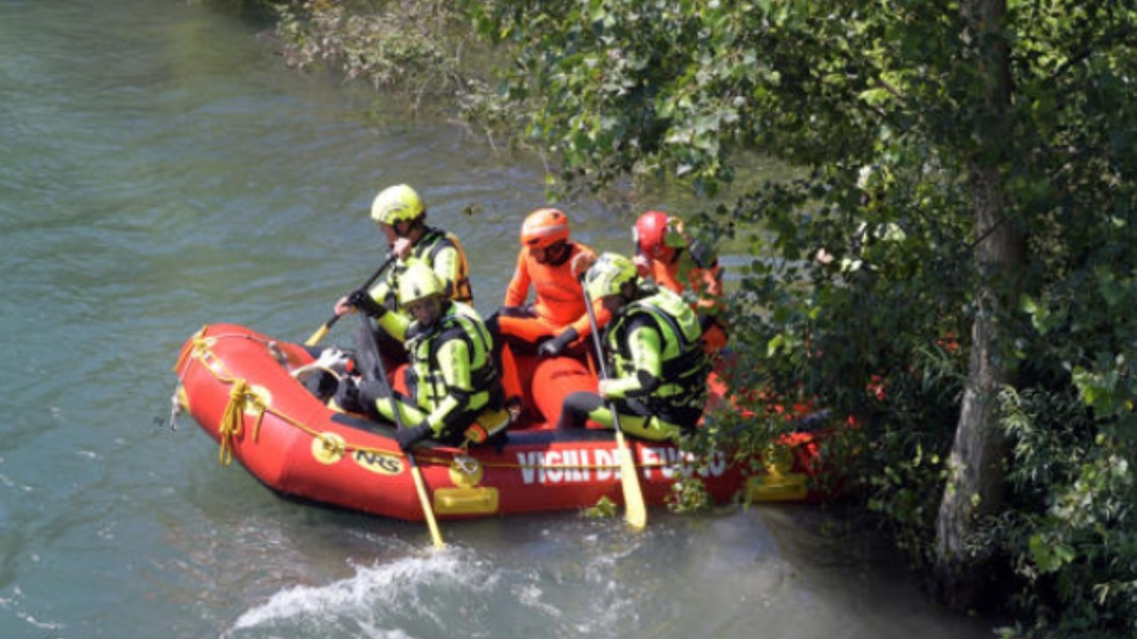 Torrente Agogna: due ragazzi fanno il bagno ma uno scompare