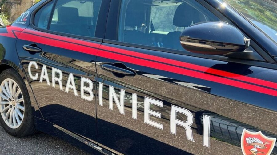 rivolta bormida, uomo spara al figlio disabile e alla moglie