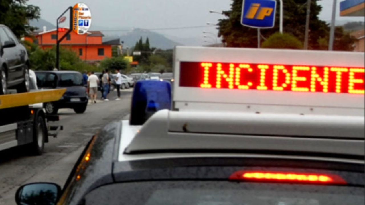 Vettura si apre in corsa