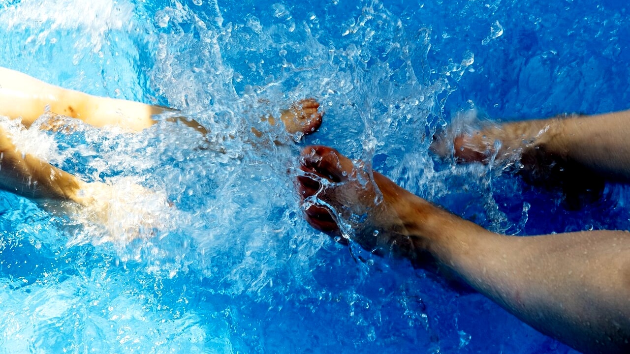 bambina piscina