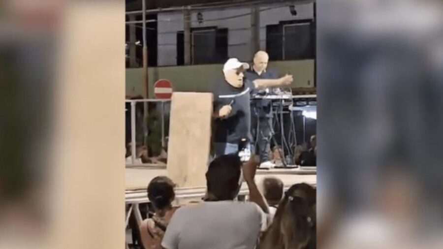 Il cantante campano Gigione cade