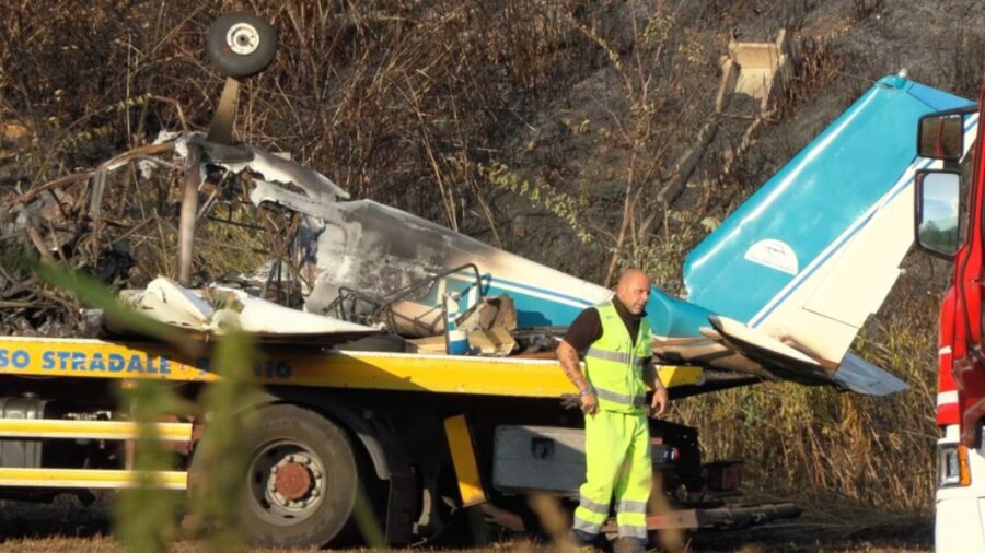 Terni: cade aereo