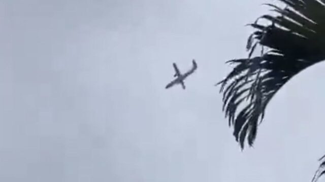 Cade un aereo di linea, potrebbe essere una strage: avvistata una lunga colonna di fumo
