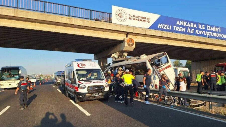 Grave incidente, bus si schianta contro un pilone in autostrada
