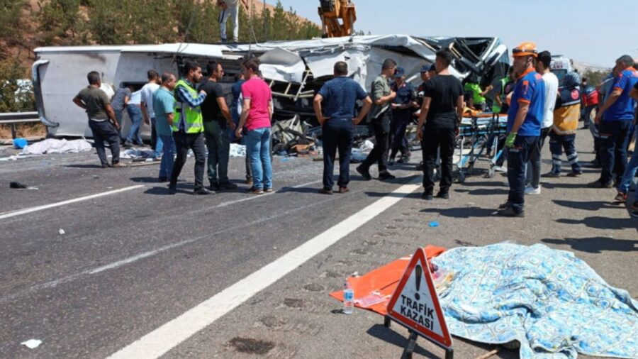 Grave incidente, bus si schianta contro un pilone in autostrada