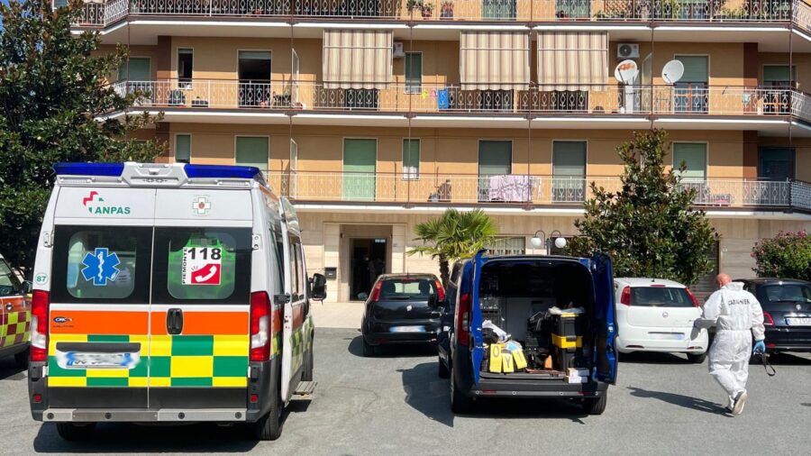 rivolta bormida, uomo spara al figlio disabile e alla moglie