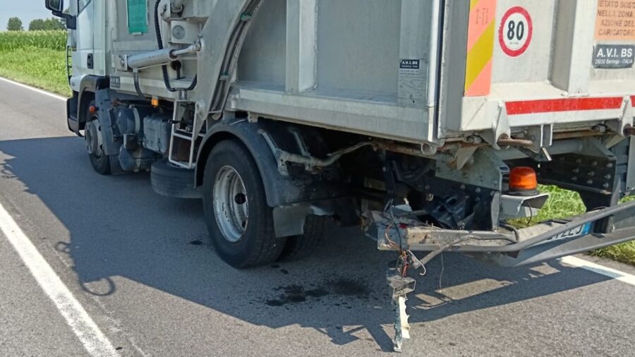 Incidente stradale, motociclista tampona un tir