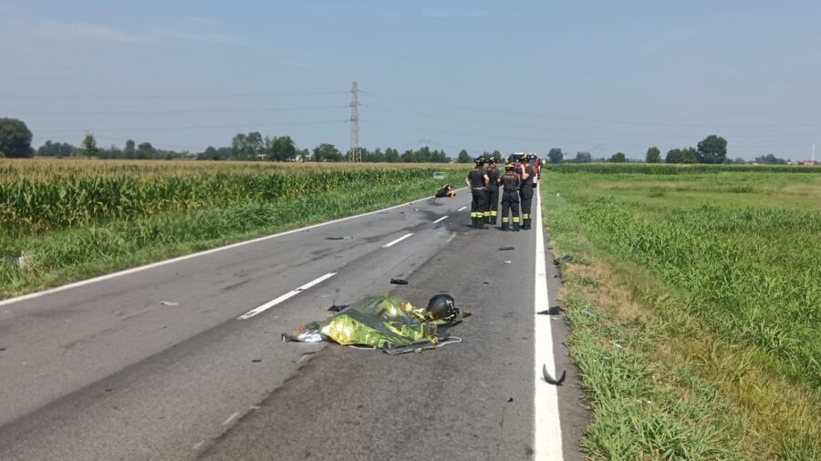 Incidente stradale, motociclista tampona un tir