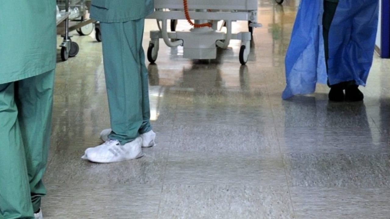 Donna aggredita in ospedale viene salvata dal figlio