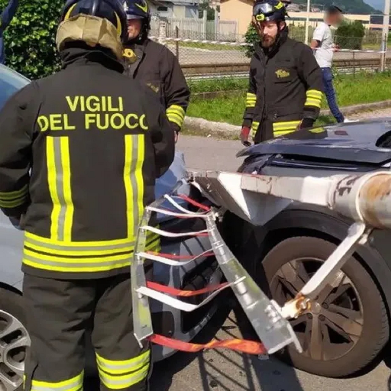 grave incidente ferroviario: investita donna
