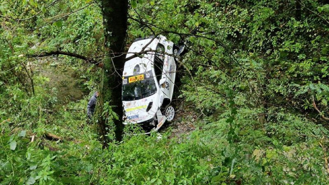 auto finisce sulla folla durante un rally ad Udine
