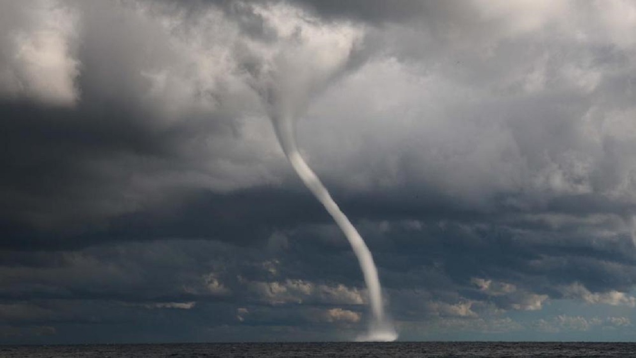 tromba d'aria si abbatte sulla Versilia