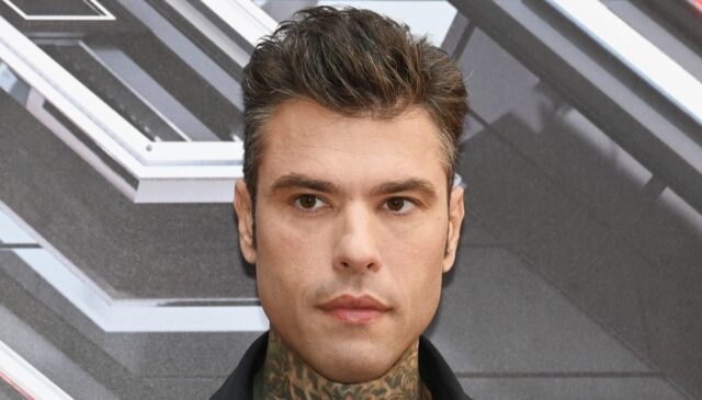 “Barricato in casa” cosa sta succedendo a Fedez in queste ore, il gesto della madre sotto il suo palazzo