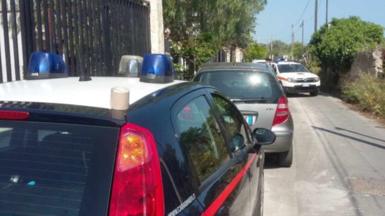 Carabinieri recuperano i corpi segnalati dal passante