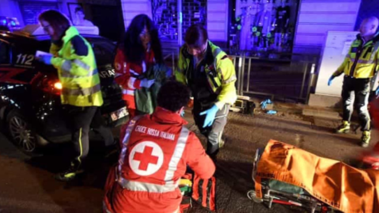 Ragazzo accoltellato e abbandonato in strada a Rozzano