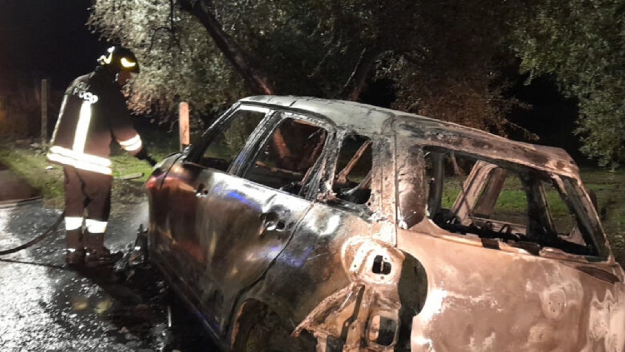 auto in fiamme