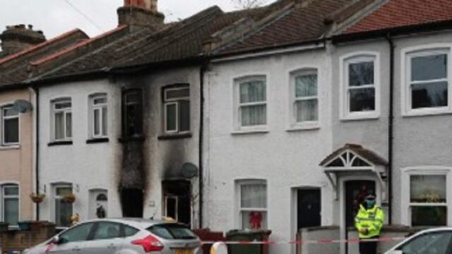 Mamma va a fare la spesa mentre la casa è in fiamme, dentro c’erano i suoi 4 figli: la tragica scoperta sulla donna