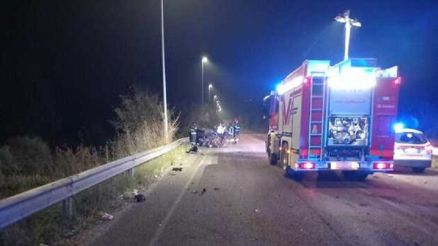 La mamma gli presta l’auto, ma finisce male: drammatico incidente per un ragazzo di 20 anni e i suoi amici, il bilancio è drammatico