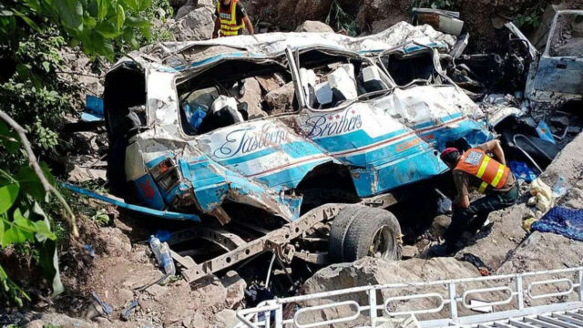Tragedia dopo una festa di nozze, il bus finisce in un fiume: sopravvive la sposa, ma il bilancio è drammatico