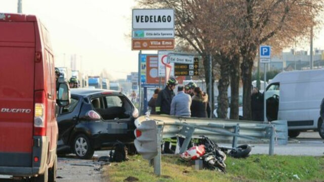 Terribile incidente tra un’auto e una moto, coinvolti un 18 enne e una donna: il bilancio è drammatico