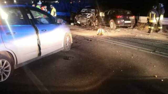 Tragico incidente coinvolge tre auto, il bilancio è gravissimo: dove e cosa è successo