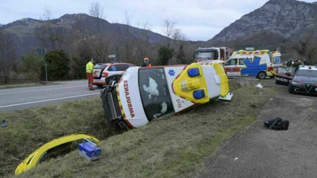 Ambulanza si schianta contro un muro, il bilancio è tragico: dove e cosa è successo 