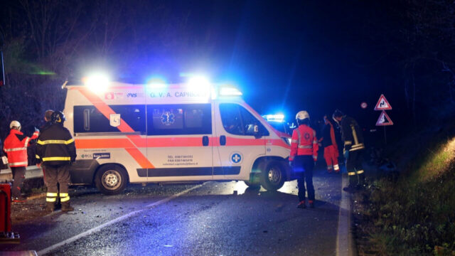 Tragedia nella Vigilia di Natale, lo scontro tra un’auto e un’ambulanza provoca un grave bilancio: dove e cosa è successo