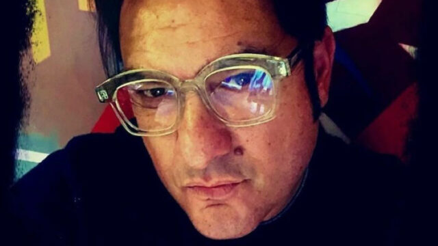 Grave lutto nello spettacolo: il conduttore è morto all’improvviso a 59 anni