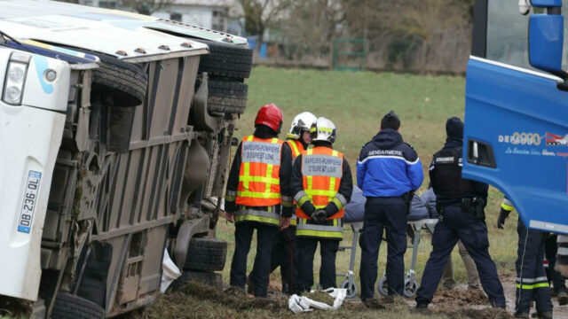 Tragico incidente per uno scuolabus, il bilancio è straziante: dove e cosa è successo 