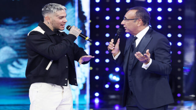 “Grande rammarico, ma..” Carlo Conti rompe il silenzio sulla decisione di Emis Killa di ritirarsi da Sanremo 2025