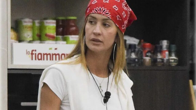 “Tutti contro Helena” Grande Fratello, il piano del gruppo contro l’inquilina: cosa sta succedendo