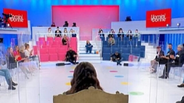 “Non stavo così simpatica a Maria De Filippi” L’ex dama di Uomini e Donne vuota il sacco: “Ecco perché non sono più nel programma”