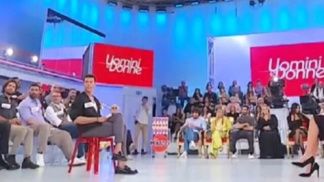“Finisce qua” Caos nello studio di Uomini e Donne, scatta una furiosa lite tra la coppia