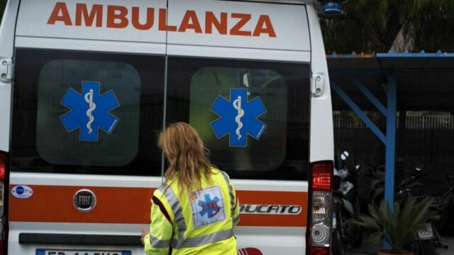 Drammatico incidente stradale, si schianta contro due cavalli in fuga da lupi: il bilancio è drammatico