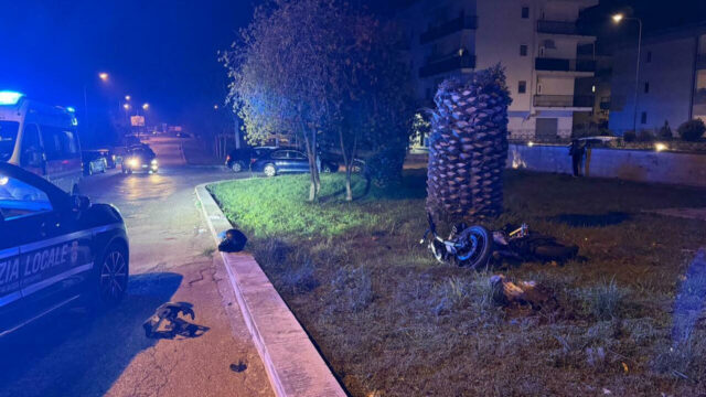 Tragico incidente per un 20enne, con la sua moto si è schiantato contro una palma: dove e cosa è successo 