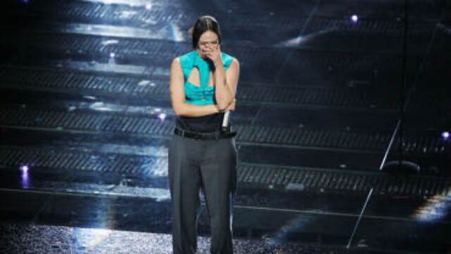 Dopo l’infortunio Francesca Michielin sale sul palco dell’Ariston senza stampelle: ecco come fa ad esibirsi 