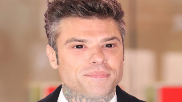 Fedez sorprende tutti alla sfilata di Sanremo, il dettaglio sugli occhi preoccupa: cosa è successo al cantante