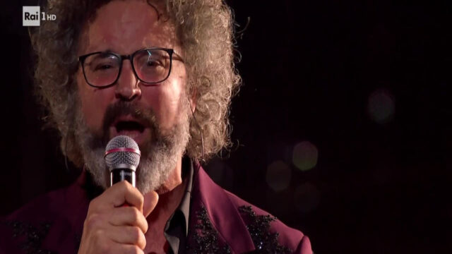 Simone Cristicchi dedica la canzone alla mamma malata: cos’è successo alla donna e di che malattia soffre