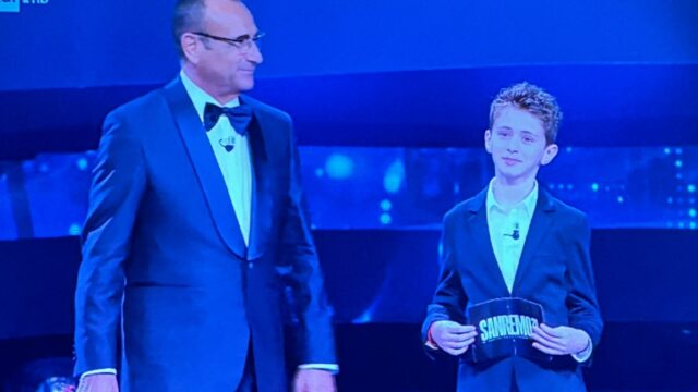 Chi è Samuele, il bambino che ha stupito tutti sul palco dell’Ariston e che sa tutto sul Festival 