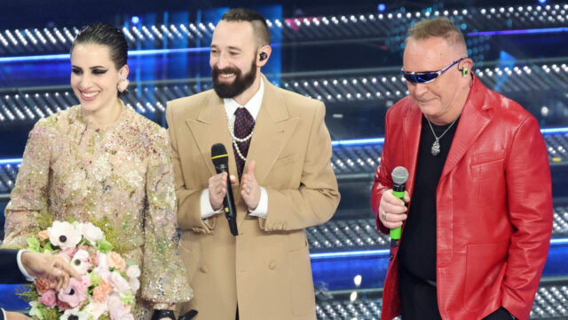 “Mi hanno costretto ad entrare con la maglietta al contrario” Johnson Rigueira denuncia cos’è successo dietro le quinte di Sanremo 2025