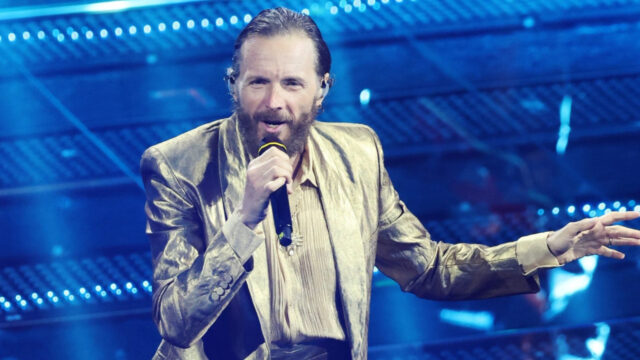 Jovanotti incanta Sanremo con una performance straordinaria in completo oro e con un ciondolo che ha un significato particolare 
