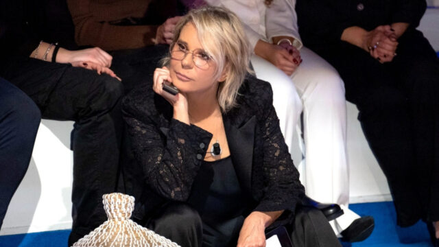 Elegante e raffinata, Maria De Filippi sfoggia un look perfetto a C’è Posta per Te: il costo della giacca è da capogiro